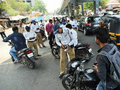 Anglat came to use mobile while riding a motorcycle | मोटारसायकल चालविताना मोबाइलचा वापर करणे आले अंगलट 