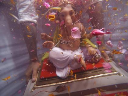 पाण्याखाली विसावले गणपती बाप्पा; पाहा विसर्जनाची मनमोहक दृश्ये