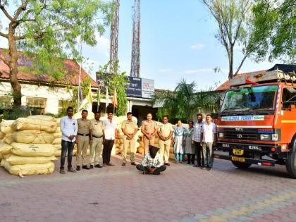 60 bags of Gutkha caught in a trap at midnight in Mohol | मोहोळमध्ये मध्यरात्रीत सापळा लावून पकडला ६० पोती गुटखा