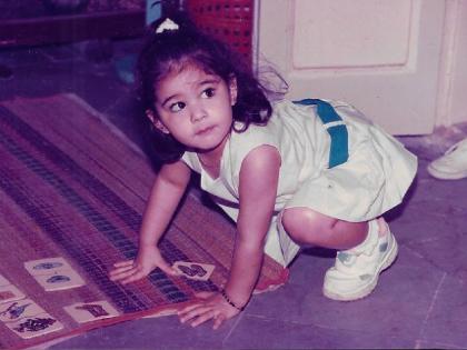 Sara Ali Khan shares childhood photo | हिला ओळखलत का ? फोटोत दिसणारी चिमुकली आज स्टार अभिनेत्री
