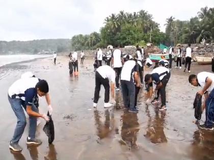 On the second day of Ganesha immersion in Ratnagiri a cleanliness drive was initiated by the Coast Guard | गणेशविसर्जनाच्या दुसऱ्या दिवशी किनारे झाले स्वच्छ, रत्नागिरी तटरक्षक दलाच्या पुढाकाराने स्वच्छता मोहीम