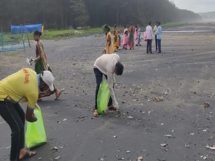 Cleanliness of Nevere Kajirbhati coast with villagers participation | लोकसहभागातून नेवरे काजीरभाटी, मांडवी किनारपट्टीची स्वच्छता