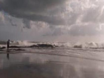 Cyclone Biperjoy causes huge waves on Bhogwe, Nivati coast Sindhudurg | 'बिपरजॉय’ चक्रीवादळामुळे भोगवे, निवती समुद्र किनारपट्टीवर मोठमोठ्या लाटा उसळल्या; सतर्कतेचा इशारा