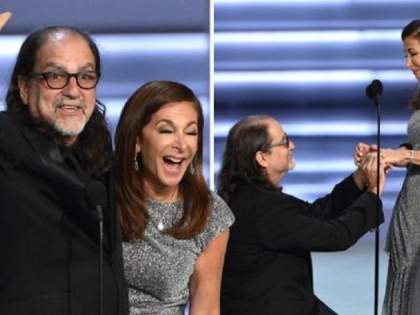 Emmys 2018 gets emosh as Oscars director Glenn Weiss proposes to his girlfriend on stage | Emmys 2018: एमी अवार्डच्या मंचावर रंगला ‘प्रेमसोहळा’! 57 वर्षांच्या दिग्दर्शकाने गर्लफ्रेन्डला केले प्रपोज!!
