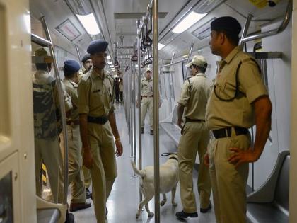 Delhi Police conducts raids at 9 locations after 'red alert' over potential JeM terror strikes | दिल्लीसह अनेक शहरांमध्ये रेड अलर्ट, चार दहशतवादी घुसल्याची माहिती