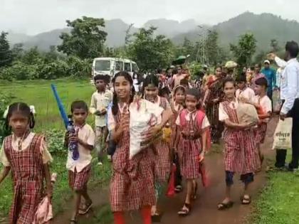 Thane: Students of Savaroli school made 20 thousand seed balls for planting trees | Thane: झाडे लावण्यासाठी सावरोली शाळेतील विद्यार्थ्यांनी बनवले २० हजार सीड बॉल