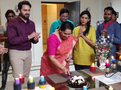 Siddharth Chandekar celebrate his mother's birthday on star pravah jivalaga set | सिद्धार्थ चांदेकरने अशाप्रकारे साजरा केला आईचा वाढदिवस