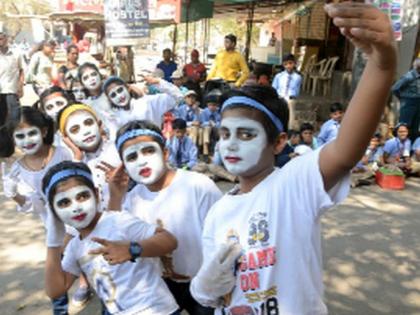 शाळकरी मुलांनी दिले आनंदी जीवनाचे धडे