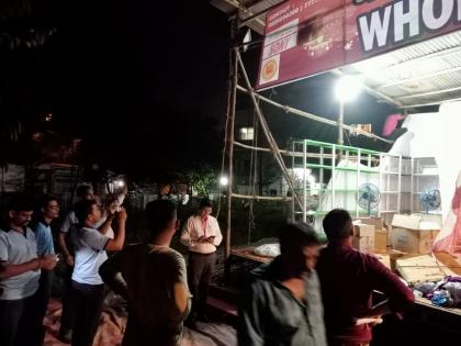 The police and BMC finally demolished the stall of illegally selling firecrackers in Mira road | मीरारोड: शहीद उद्यानातील बेकायदा फटाके विक्रीचा स्टॉल हटवला