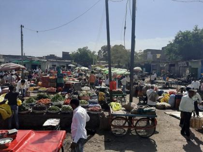 corona virus: salesman and people attended Selu's weekly Bazaar over carona threat | corona virus : कोरोनाची धास्ती झुगारून सेलूचा आठवडी बाजार भरला