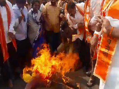 Shiv Sena on the border; Kolhapur, Sangli burnt statue of Karnataka Chief Minister | सीमाप्रश्नी शिवसेना रस्त्यावर; कोल्हापूर, सांगलीत कर्नाटकच्या मुख्यमंत्र्यांच्या पुतळ्याचे दहन