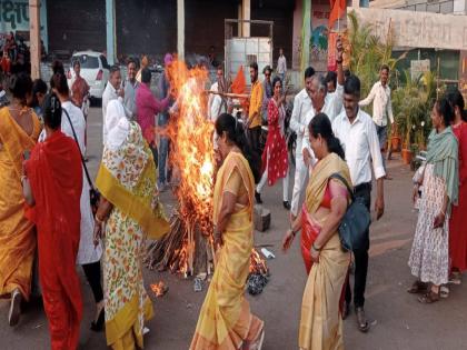   Shiv Sena Thackeray faction has created a holi of inflation and treachery in Sangli  | शिवसेना ठाकरे गटाकडून सांगलीत महागाई आणि गद्दारीची होळी