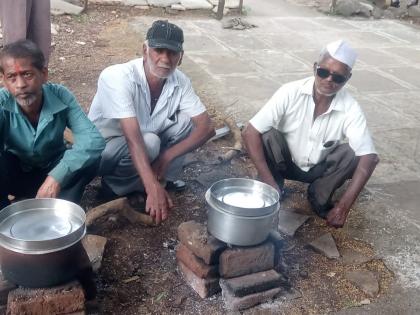 Time to dine at the lepers at Sheda Park | शेंडा पार्क येथील कुष्ठपिडितावर आली स्वतः जेवण करण्याची वेळ