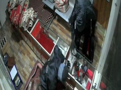 Hingoli: Daring robbery at a gold and silver shop; Security guard attacked, property worth lakhs looted | Hingoli: सुरक्षा रक्षकावर विटांचा वर्षाव करून ज्वेलर्स शॉपीत धाडसी चोरी; लाखोंचा ऐवज लंपास Hingoli: Daring robbery at a gold and silver shop; Security guard attacked, property worth lakhs looted | Hingoli: सुरक्षा रक्षकावर विटांचा वर्षाव करून ज्वेलर्स शॉपीत धाडसी चोरी; लाखोंचा ऐवज लंपास