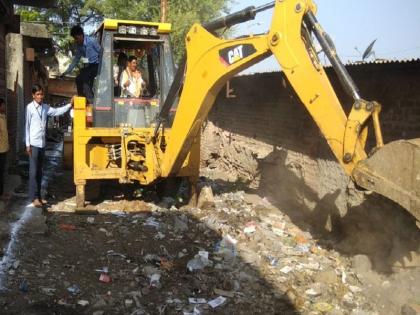 Action taken by the administration of encroachment on the main road of Sengav by Revenue and Nagar Panchayat administration | सेनगावच्या मुख्य रस्त्यावरील अतिक्रमण जमीनदोस्त, महसूल व नगर पंचायत प्रशासनाने सुरु केली धडक कारवाई 