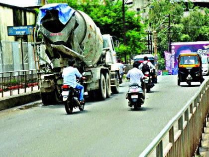 heavy vehicles still continues on danger bridge | अवजड वाहनांची वाहतूक अजूनही सुरूच