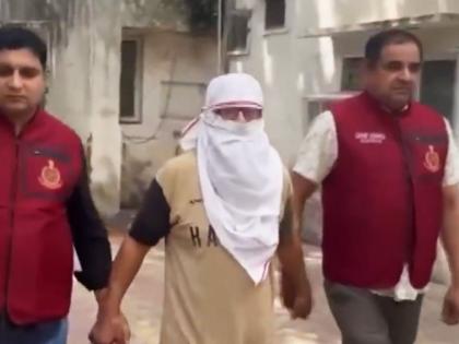 Serial killer arrested for killing taxi drivers and feeding their bodies to crocodiles | टॅक्सी चालकांची हत्या करून त्यांचे मृतदेह मगरींना खायला द्यायचा; सिरीयल किलरला अटक Serial killer arrested for killing taxi drivers and feeding their bodies to crocodiles | टॅक्सी चालकांची हत्या करून त्यांचे मृतदेह मगरींना खायला द्यायचा; सिरीयल किलरला अटक