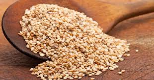 Sesame rates rise in Akola market | मकर संक्रांत सणाच्या पृष्ठभूमीवर अकोल्याच्या बाजारात तिळाचे दर वधारले!