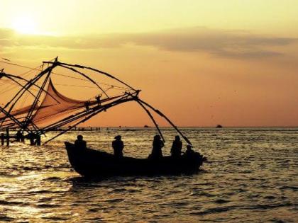 Fishing stopped in the state due to stormy winds | वादळी वाऱ्यांमुळे राज्यातील मासेमारी ठप्प