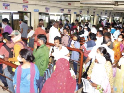 Parents line up with children; Setu offices are housefull for certificates | मुलांबरोबर पालकही रांगेत;  दाखल्यांसाठी सेतू कार्यालयं होताहेत हाऊसफुल्ल