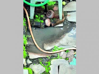 family facing sewage leakage problem from 10 months registered complaint but no response | दहा महिन्यांपासून कुटुंब गटाराच्या घाण पाण्यात, तक्रार करुनही कारवाईचा पत्ता नाही