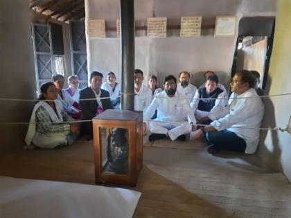 Bapu's life was for the common people; Chief Minister paid obeisance at Sevagram's Gandhi Ashram | 'बापूंचे जीवन सर्वसामान्यांसाठी होते'; मुख्यमंत्री सेवाग्रामच्या गांधी आश्रमात नतमस्तक