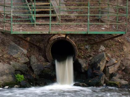 Sewage from the hotel falls outside without treatment | हाॅटेलमधील सांडपाणी प्रक्रीयेविनाच पडतेय बाहेर