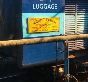 Millions parcels of Sevagram Express caught up | सेवाग्राम एक्स्प्रेसमधील लाखोंचे पार्सल पळविले