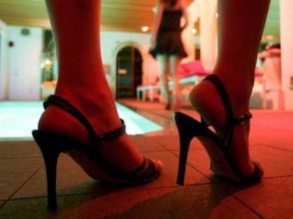 Prostitution in the name of spa center, three arrested with customer; Four young women released, big racket exposed | स्पा सेंटरच्या नावाखाली वेश्याव्यवसाय, ग्राहकासह तिघांना अटक; चार तरुणींची सुटका, मोठं रॅकेट उघड