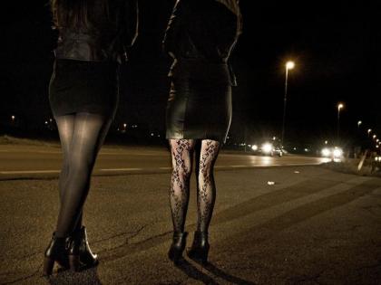 Do police have the right to ban prostitution? | देहविक्री प्रतिबंधित करण्याचा पोलिसांना अधिकार आहे का?