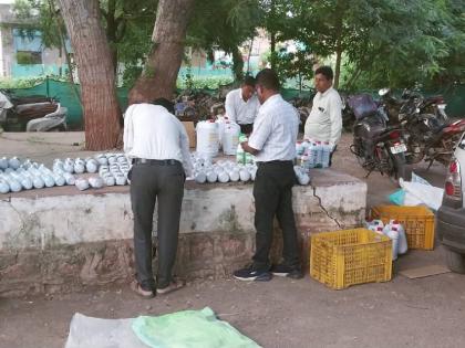 sale of questionable fertilizers, pesticides; The accused was caught from Jalgaon district at Pahurjira | संशयास्पद खते, कीटकनाशकांची विक्री; पहुरजिरा येथे जळगाव जिल्ह्यातील आरोपीला पकडले