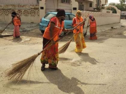  The cleaning worker's daughter sobs, Dad's not taking me to bed ... | सफाई कामगाराच्या मुलीची आर्त साद, बाबा थोपट ना मला मांडीवर घेऊन...