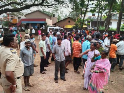 Funeral after eight hours due to cemetery dispute; Halkarni administration is desperate kolhapur news | स्मशानभूमीच्या वादामुळे तब्बल आठ तासानंतर अंत्यविधी; हलकर्णीत प्रशासन हतबल