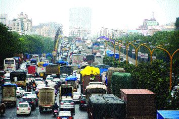 This is the only slope along the creek on the traffic congestion | वाहतूककोंडीवर खाडीपुलांसह सागरीमार्ग हाच उतारा