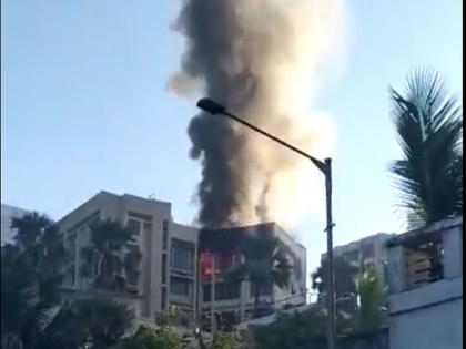 Fire burst in Sea Spring Bldg, Opp Mannat Bungalow; 1 dead hrb | शाहरुख खानच्या मन्नतसमोरील इमारतीला आग; तरुणीचा मृत्यू