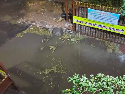 Neglect of Bhiwandi Corporation; gutter water at the entrance of the Teachers Society | भिवंडी मनपाचे दुर्लक्ष; शिक्षक सोसायटीच्या प्रवेशद्वारावर तुंबले गटाराचे पाणी, दुर्गंधीने रहिवासी हैराण