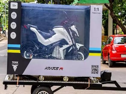 Tork Kratos R electric motorcycle delivered with innovative packaging: Watch Video | स्वत: मालक! जबरदस्त बॉक्समधून Tork Kratos ची डिलिव्हरी देण्यासाठी ग्राहकाच्या घरी पोहोचला