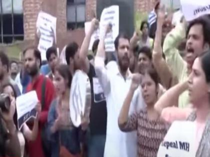 SFI protests during Devendra Fadnavis' program at JNU in Delhi, slogans raised against the Mahayuti government | दिल्लीतील JNU मधील देवेंद्र फणडवीसांच्या कार्यक्रमादरम्यान विद्यार्थ्यांचं आंदोलन, महायुती सरकारविरोधात घोषणाबाजी