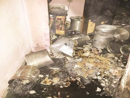 Cylinder explosion due to gas leak; Taking timely precautions saved the whole family | गॅस गळतीमुळे सिलिंडरचा स्फोट; वेळीच दक्षता घेतल्याने संपूर्ण कुटुंब बचावले