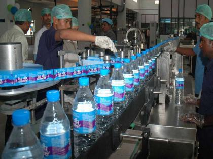 Railway officials do not have to digest 'Rail Neer' water | रेल्वे अधिकाऱ्यांना ‘रेल नीर’चे पाणी पचनी पडेना