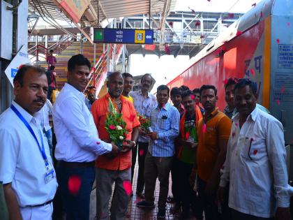 Welcome of 'Saurashtra Tamil Sangamam' Express at Jalgaon station | ‘सौराष्ट्र तमिळ संगमम’ एक्स्प्रेसचे जळगाव स्टेशनवर वाजत-गाजत स्वागत