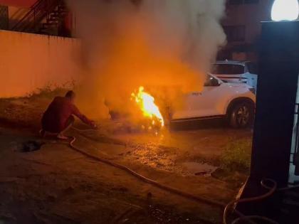 Unknown assailants burnt a car and a bike in Jalgaon | जळगावात अज्ञात माथेफिरुने कार व दुचाकी जाळली