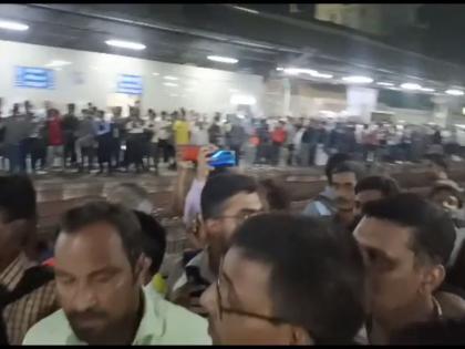 Technical failure in AC train during Kopar railway station; At 10:30 a rush of passengers to Dadar | कोपर रेल्वे स्थानकादरम्यान एसी ट्रेनमध्ये तांत्रिक बिघाड; साडे दहाला दादरला प्रवाशांची तुफान गर्दी