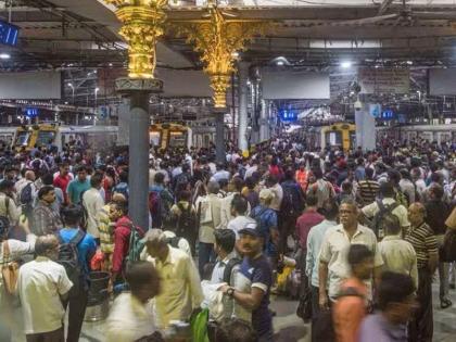 In Diwali, there was a rush to the village; Buses and railway stations were crowded | दिवाळीत ओढ लागली गावाकडची; गर्दीने बस आणि रेल्वेस्थानके फुलली