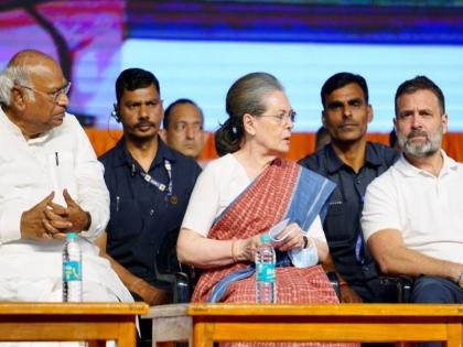 maharashtra result will change politics in the country atmosphere in favor of congress said sonia gandhi | महाराष्ट्राच्या निकालाने देशातील राजकारण बदलेल, वातावरण काँग्रेसच्या बाजूने: सोनिया गांधी