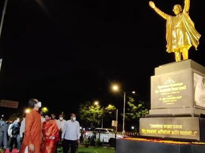 After Dussehra, CM Uddhav Thackeray along with his family greeted the statue of late Balasaheb Thackeray. | दसरा मेळाव्यानंतर उद्धव ठाकरे कुटुंबियांसह बाळासाहेब ठाकरे यांच्या चरणी; पुतळ्याला केले अभिवादन