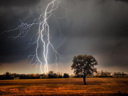 farm laborer died on the spot due to a lightning strike at Pusad, woman seriously injured | पुसद येथे वीज पडून शेतमजुराचा जागीच मृत्यू, शेतमजूर महिला गंभीर जखमी