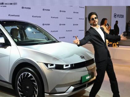 shahrukh-khan-charms-at-delhi-auto-expo-2023-sung-tujhe-dekha-to-ye-song | Shahrukh Khan : 'तुझे देखा तो ये...' सिग्नेचर पोज देत शाहरुखने केले चाहत्यांना घायाळ, ऑटो एक्सपो मध्ये किंग खानचीच हवा