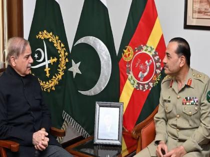 Pakistan scared by US attack on Iran; Shahbaz Sharif calls emergency meeting, Munir will also be present | अमेरिकेच्या इराणवरील हल्ल्यामुळे घाबरला पाकिस्तान; शाहबाज शरीफ यांनी बोलावली तातडीची बैठक, मुनीरही उपस्थित राहणार Pakistan scared by US attack on Iran; Shahbaz Sharif calls emergency meeting, Munir will also be present | अमेरिकेच्या इराणवरील हल्ल्यामुळे घाबरला पाकिस्तान; शाहबाज शरीफ यांनी बोलावली तातडीची बैठक, मुनीरही उपस्थित राहणार