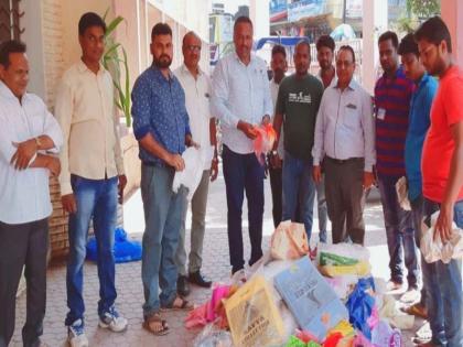 Shahada Municipal Corporation seized 73 kg plastic bags | शहादा नगरपालिकेतर्फे 73 किलो प्लास्टीक पिशव्या जप्त Shahada Municipal Corporation seized 73 kg plastic bags | शहादा नगरपालिकेतर्फे 73 किलो प्लास्टीक पिशव्या जप्त